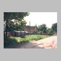022-1247 Gross Koewe, 06. Juni 1995. Links neben der Strasse, kurz vor dem Gut, das erste Insthaus.jpg